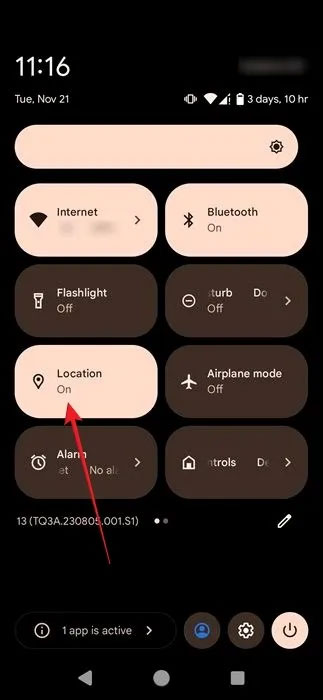 Tắt/bật tùy chọn chuyển đổi vị trí trong Quick Settings của Android.
