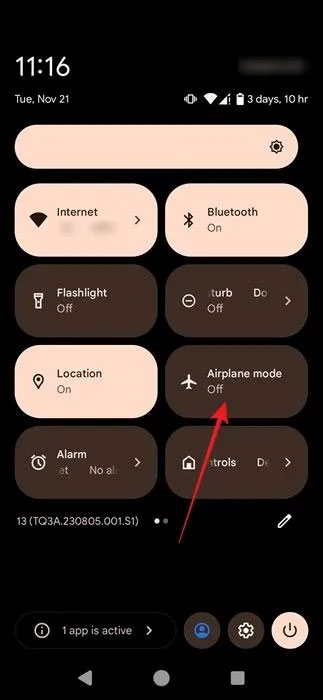 Tắt chế độ máy bay trong Quick Settings của Android.