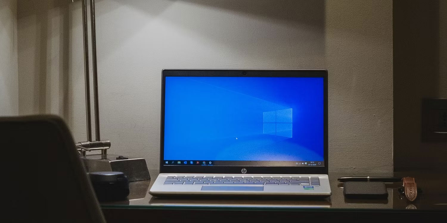 Laptop Windows 10 trên bàn