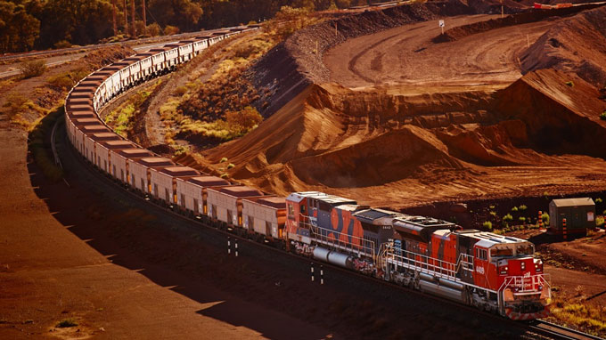 Chiều dài của tàu chở quặng sắt BHP Billiton gấp khoảng 18 lần chiều dài của tàu chở khách thông thường, khoảng 400-600 mét