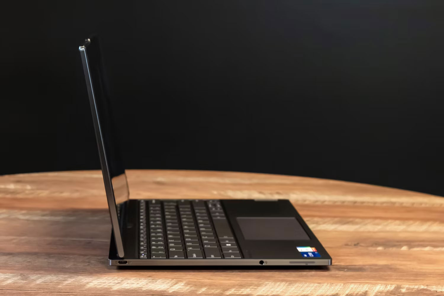 Mặt bên của Lenovo ThinkBook Plus Gen 4