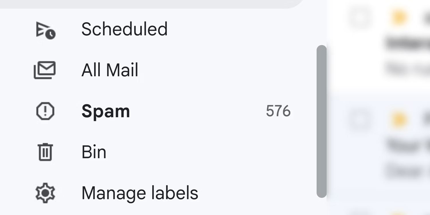 Cận cảnh menu bên trái trong Gmail, hiển thị thư mục Spam