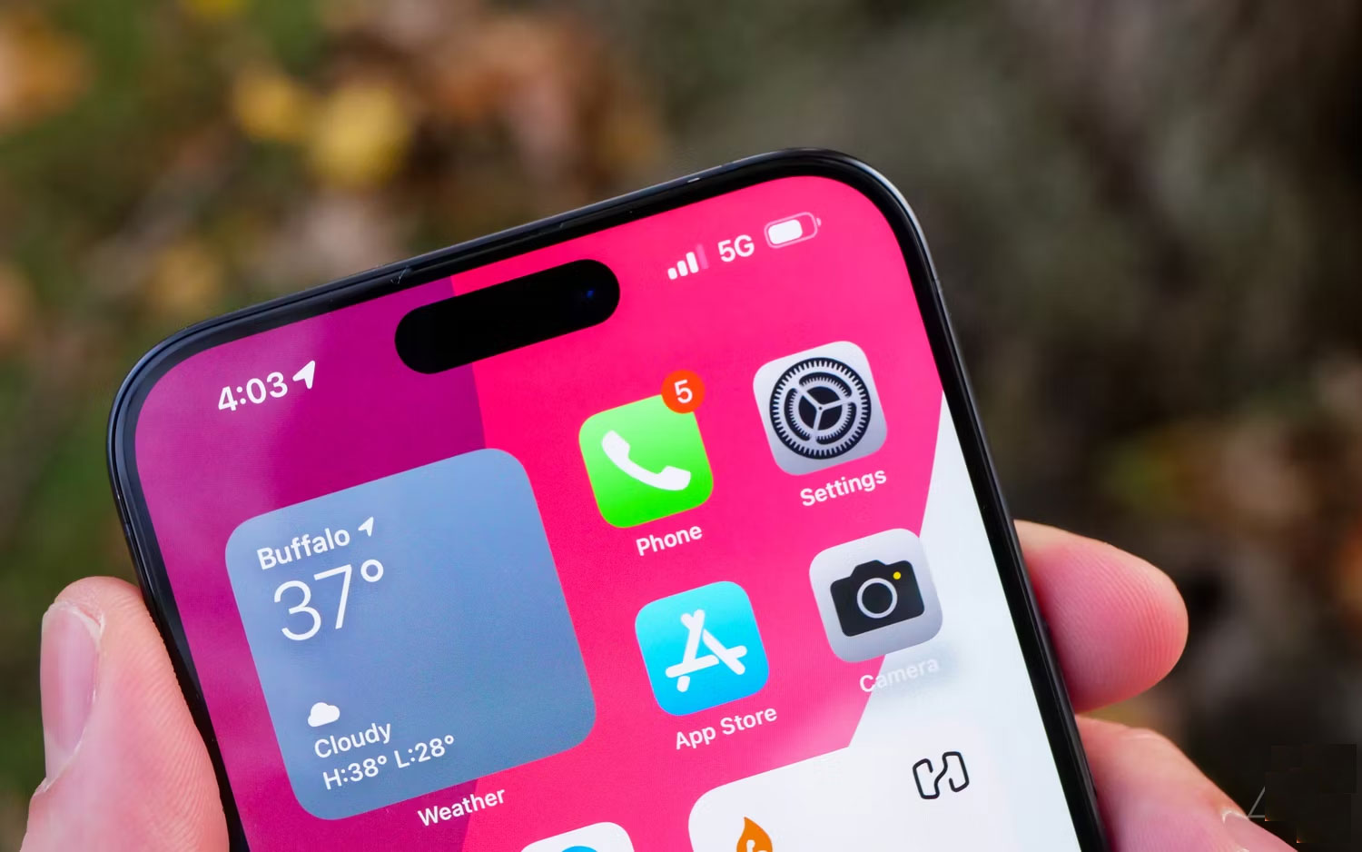 Cận cảnh iPhone 15 Pro Max hiển thị kết nối di động 5G