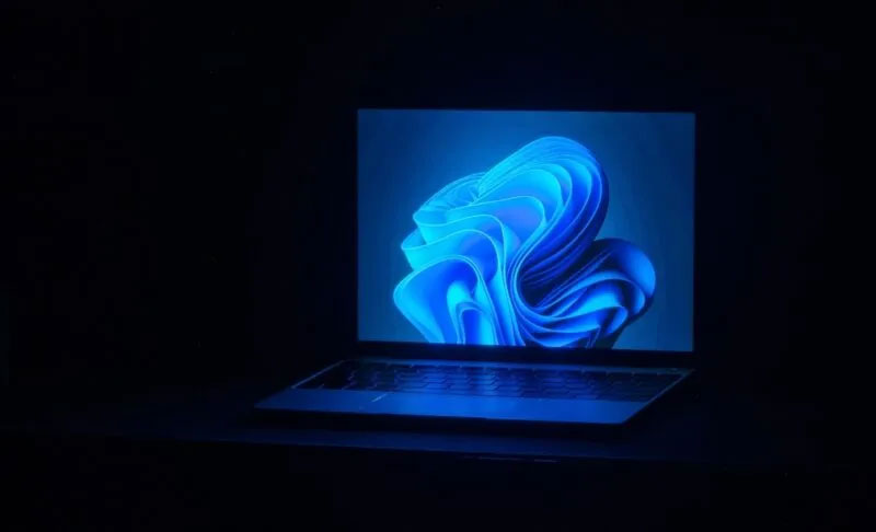 Laptop có hình nền màu xanh