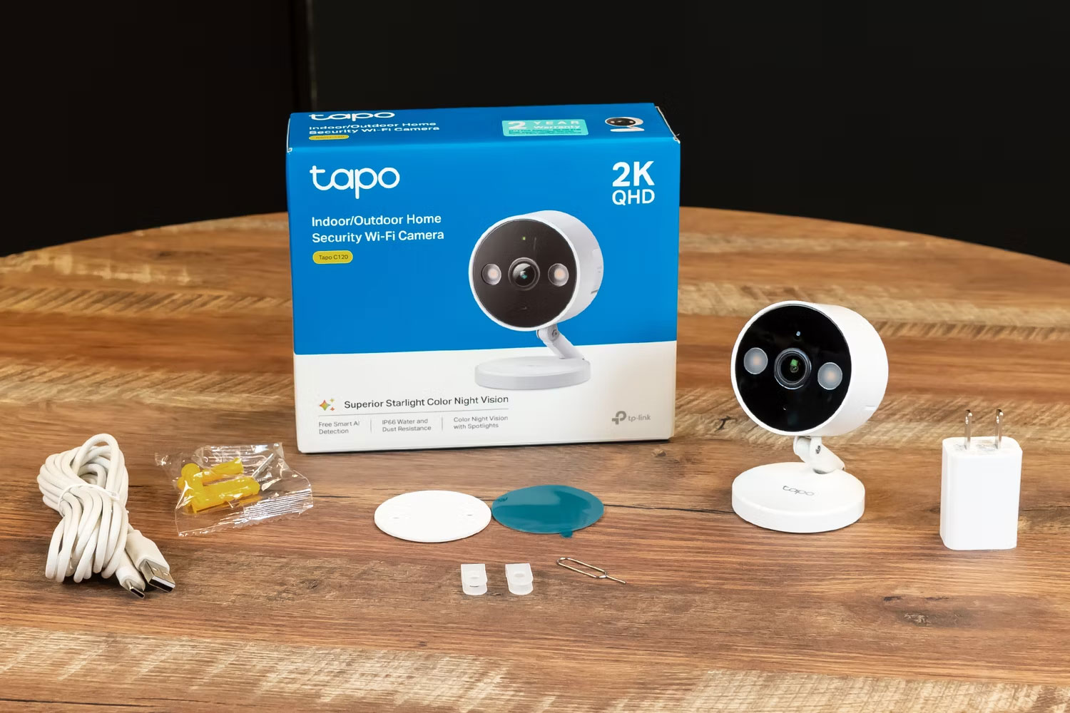 Bao bì camera an ninh Tapo gồm hộp, camera, phụ kiện sạc và phần cứng đi kèm