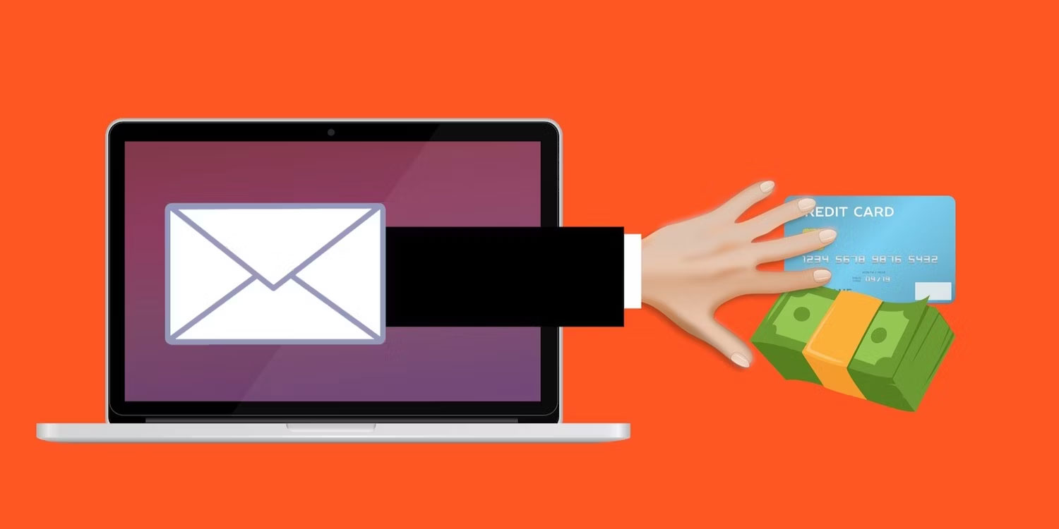 Một bàn tay thò ra từ email trong laptop để giật thẻ tín dụng và tiền