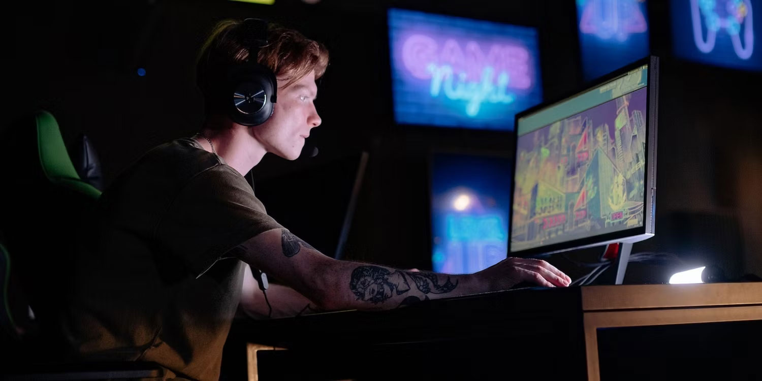 Một người chơi đang chơi game trên PC Windows
