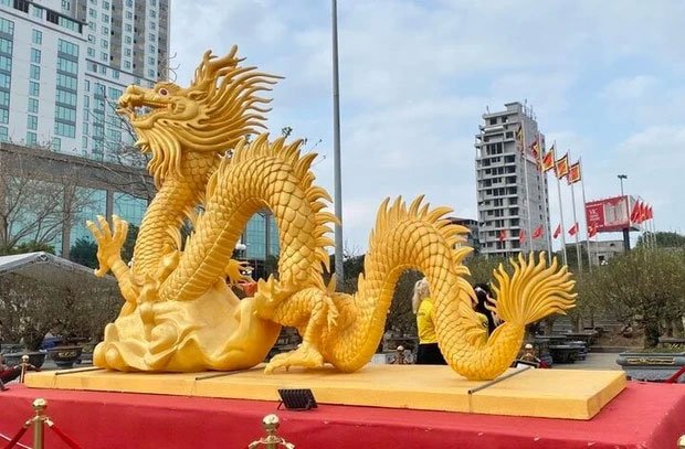 Linh vật rồng ở Phú Thọ được tạo hình từ xốp mút, chiều cao 3m, chiều dài 4,5m, có màu vàng sáng bắt mắt, thể hiện được sự uy nghiêm, mạnh mẽ nhưng vẫn giữ được những nét mềm mại.