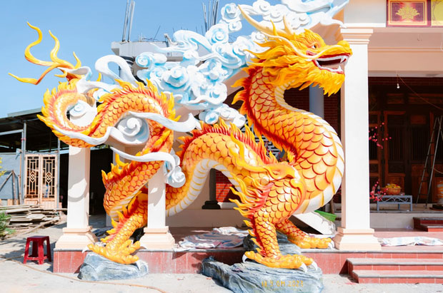 Hai tượng linh vật rồng tại chùa Vân An (TP Đông Hà, Quảng Trị) cao hơn 3 mét, chiều ngang khoảng 6m, mang dáng vẻ oai phong, hoành tráng. Rồng có màu vàng rực rỡ, phần bụng và những đám mây có màu trắng và xanh nhạt cực ấn tượng.