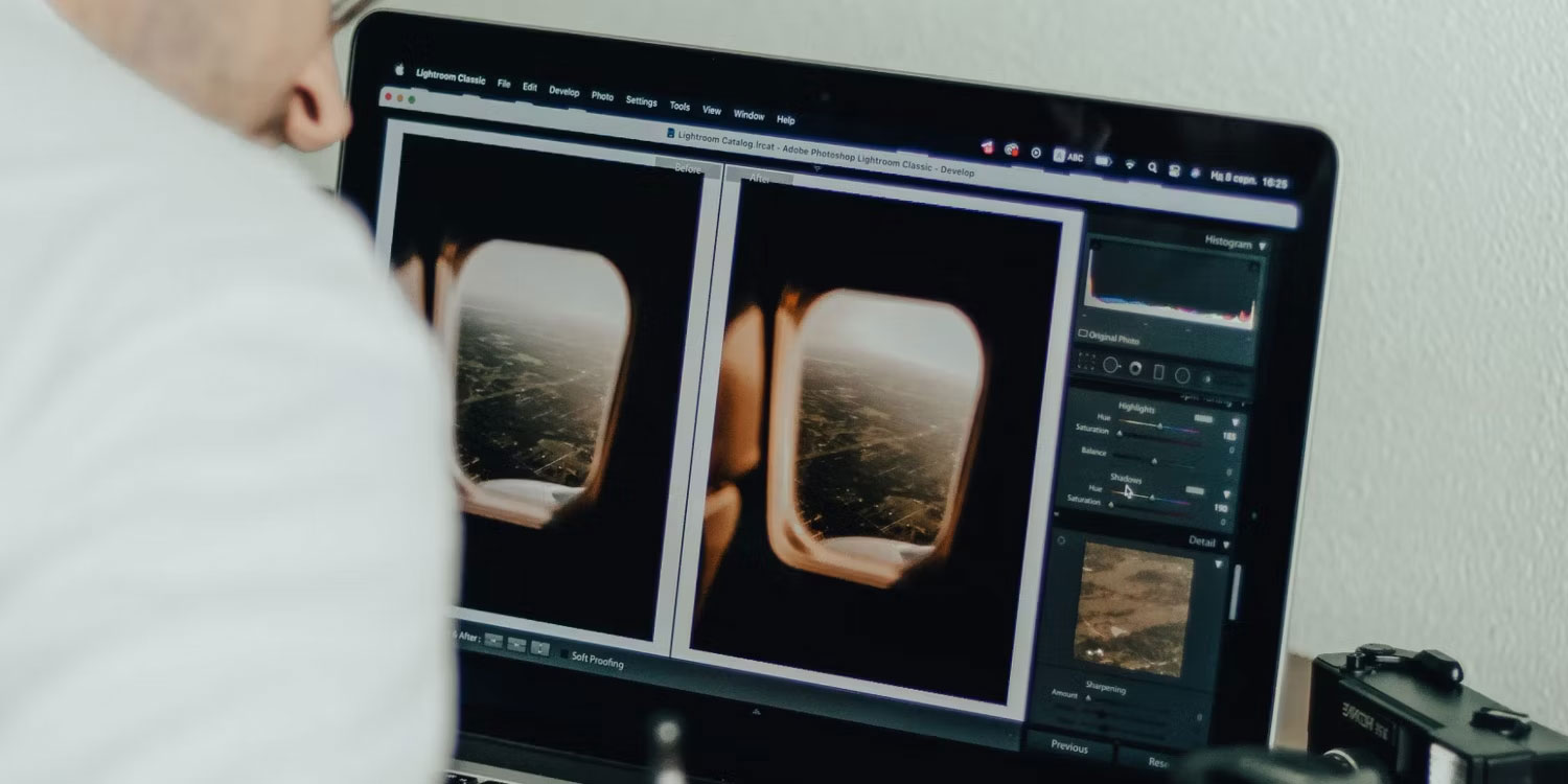 Người đàn ông đang chỉnh sửa hình ảnh có sẵn trong Lightroom trên PC của mình