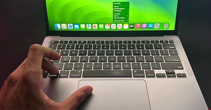 Người dùng nhấp chuột phải vào MacBook bằng cách nhấn phím Control
