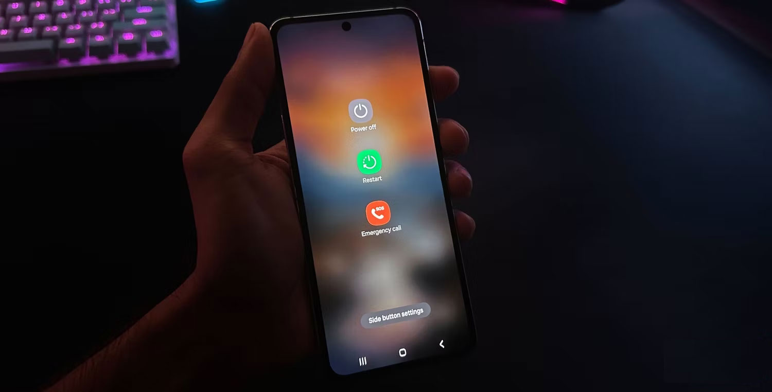 Một người đang cầm chiếc Galaxy Z Flip 5 hiển thị menu tắt máy
