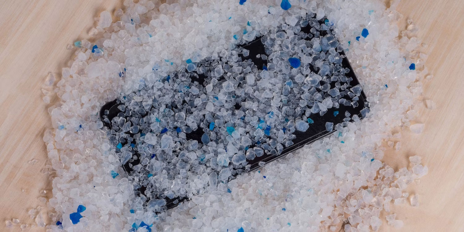 Một chiếc điện thoại thông minh được phủ silica gel 