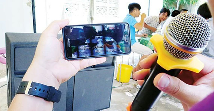 Hát Karaok bằng loa kéo