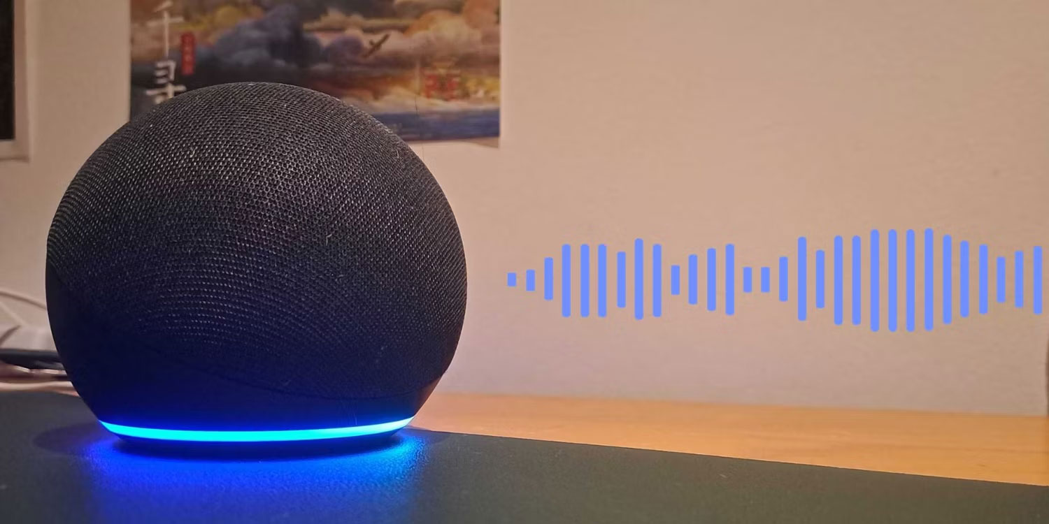 Loa Amazon Echo trên bàn với biểu tượng sóng âm thanh ở bên phải