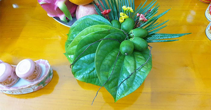 Đặt lá trầu trên bàn thờ