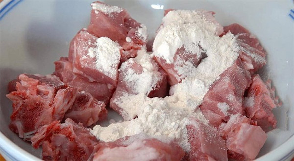 Sơ chế sườn heo 