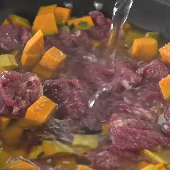 Đun thịt bò với bí đỏ