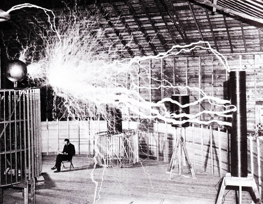 Nikola Tesla trong phòng thí nghiệm của ông ở Colorado Springs