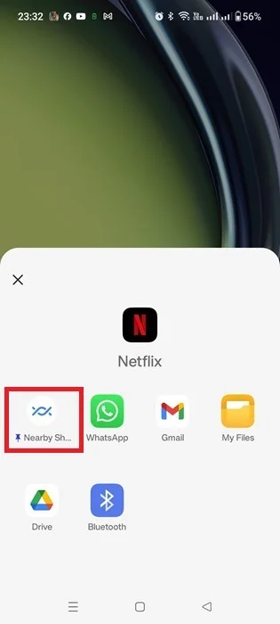 Chia sẻ ứng dụng Netflix bằng tính năng Nearby Share.