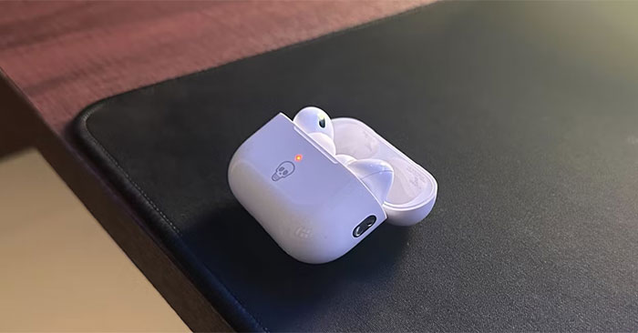 Hộp sạc bên trong AirPods Pro hiển thị đèn màu cam