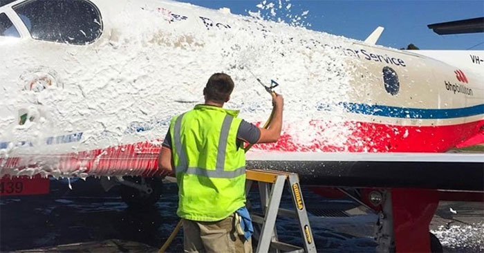 Rửa máy bay