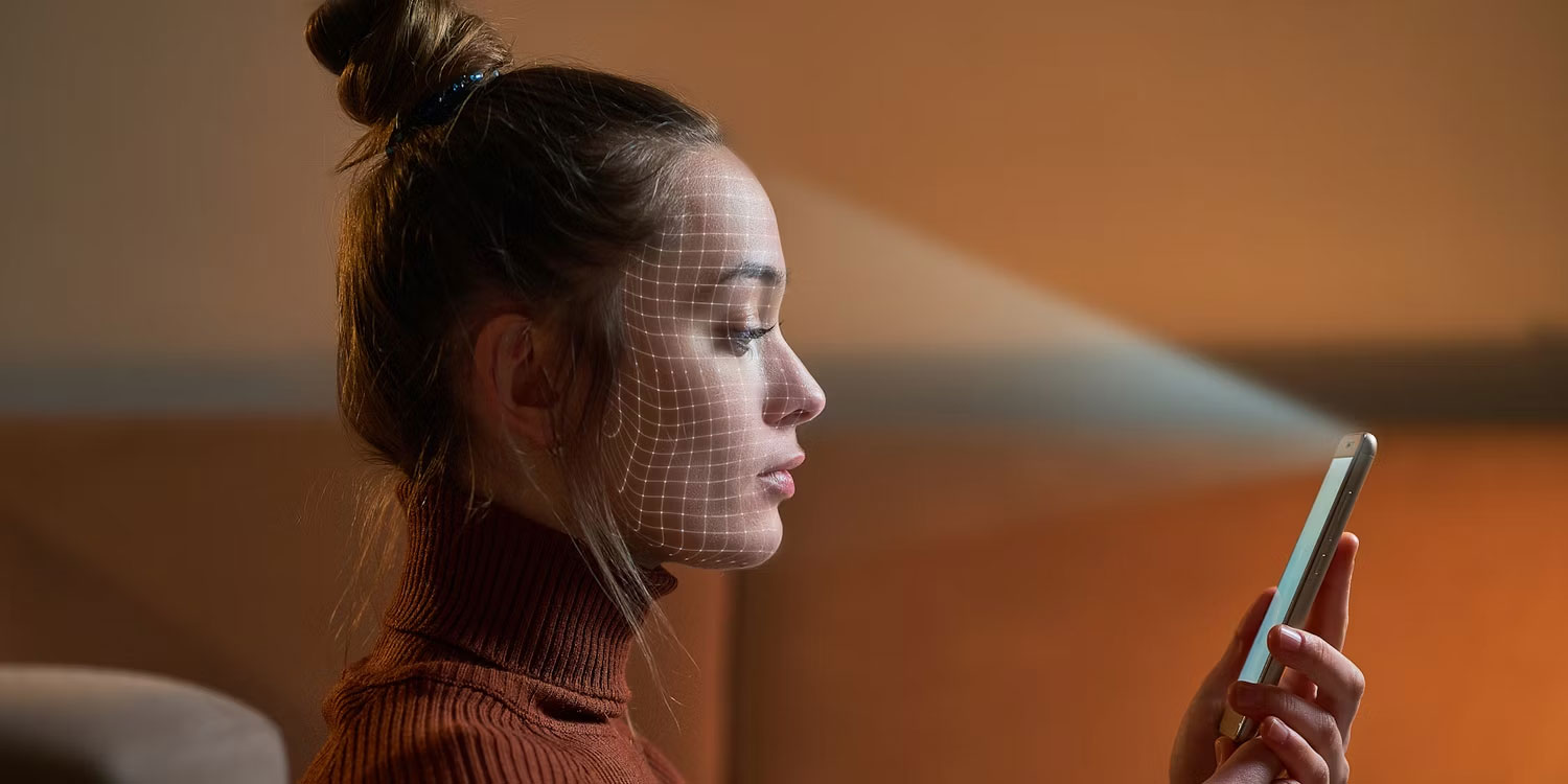 Người phụ nữ quét khuôn mặt của mình bằng máy quét sinh trắc học