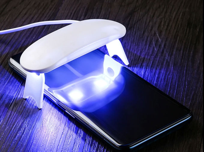 Một chiếc đèn UV chiếu khô keo UV của tấm dán màn hình cho điện thoại Huawei. Ảnh: Lamorniea