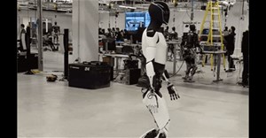 Musk khoe robot hình người di chuyển mượt mà
