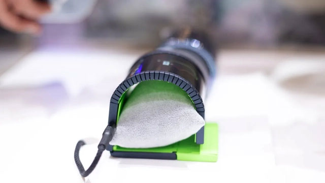 Ở mặt sau của phần giữa thân máy là một cấu trúc với nhiều rãnh nhỏ hỗ trợ việc uốn cong màn hình dẻo.