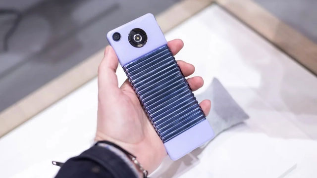 Ở chế độ thẳng, thiết bị trông giống như một chiếc smartphone thông thường