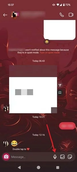 Biểu tượng tin nhắn thoại trong ứng dụng Instagram hiển thị gần hộp trò chuyện.