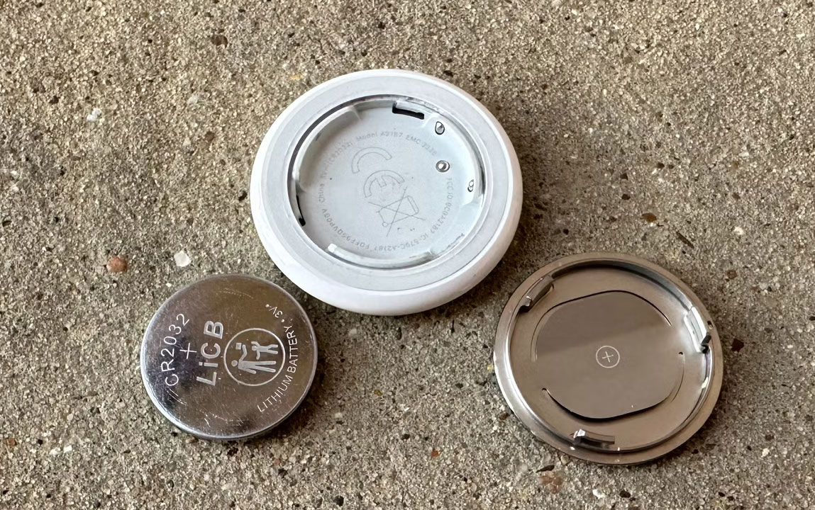 Các bộ phận của Airtag được tháo rời