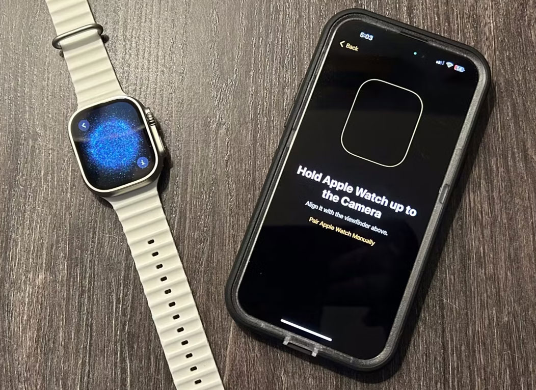 Apple Watch Ultra hiển thị màn hình ghép nối bên cạnh iPhone