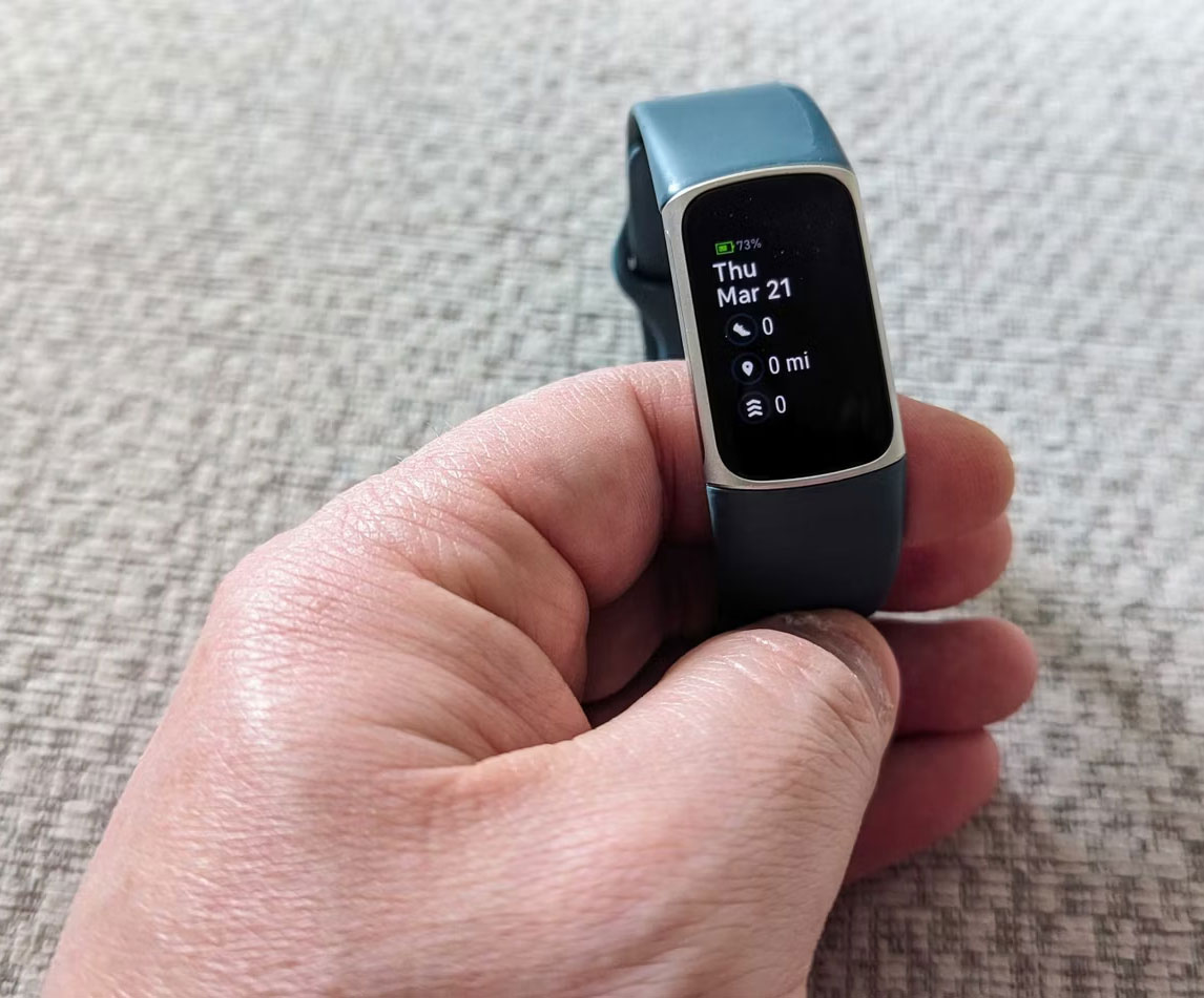 Fitbit Charge 5 hiển thị lượng pin còn lại