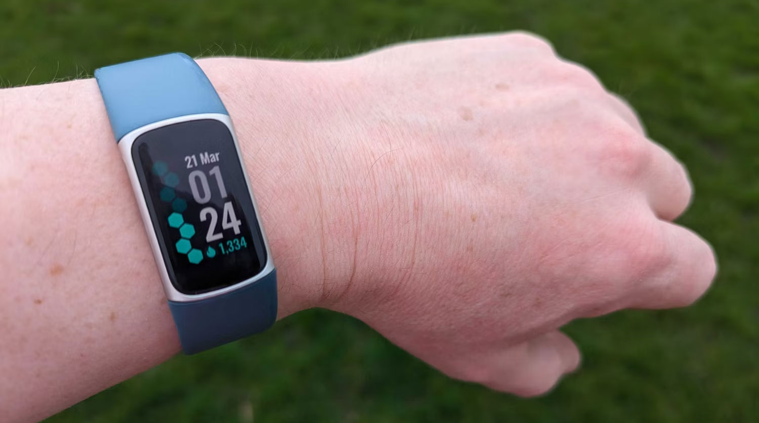 Fitbit Charge 5 trên cổ tay người chạy bộ