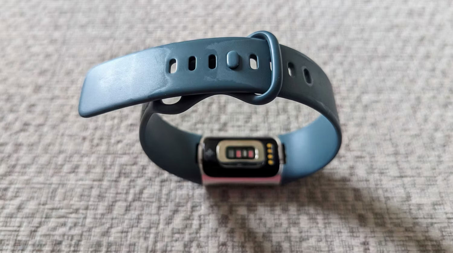 Fitbit với ban nhạc gốc