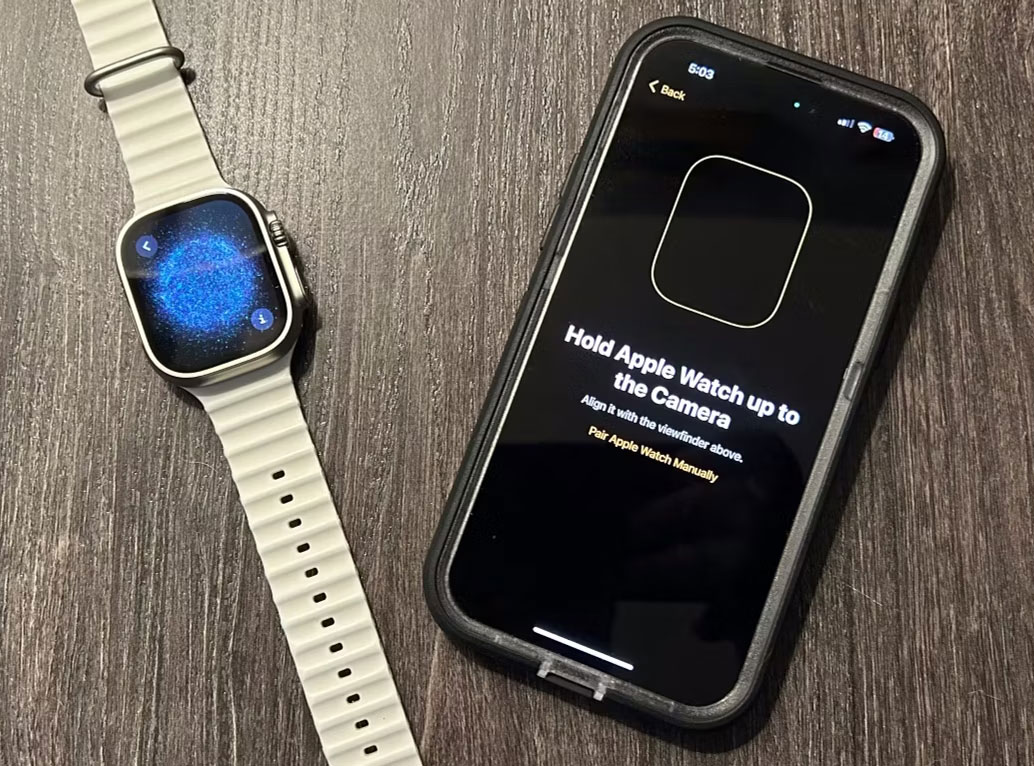 Apple Watch Ultra hiển thị màn hình ghép nối bên cạnh iPhone