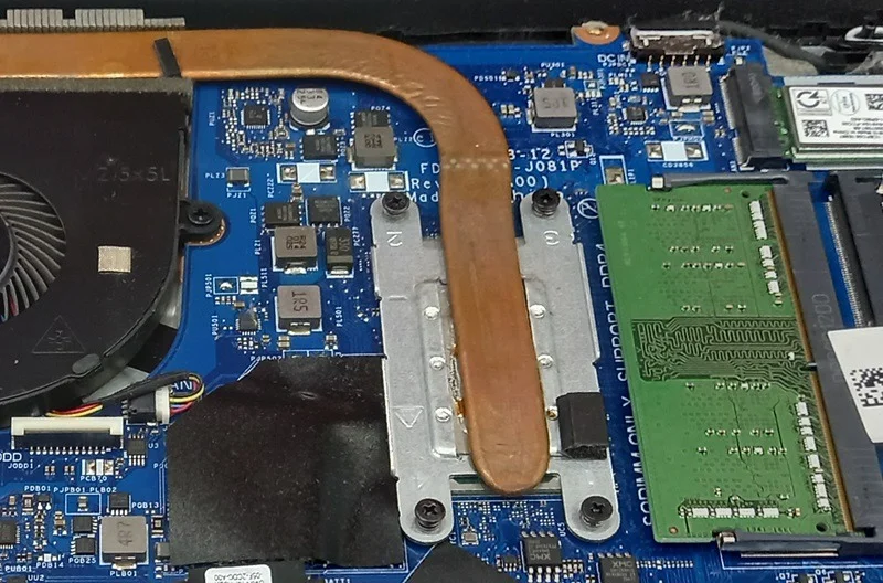 Cấu hình RAM Dual Channel trong bo mạch chủ laptop, với một thanh RAM duy nhất và một khe trống.