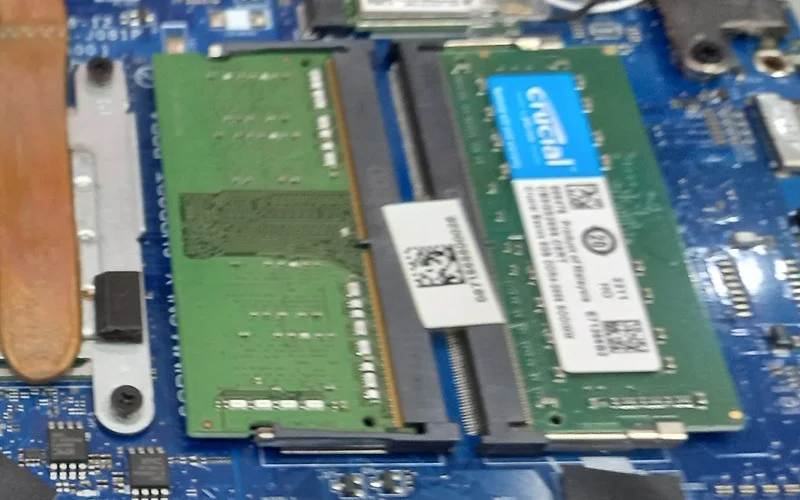 Tìm hiểu xem bo mạch chủ laptop có hỗ trợ RAM Dual Channel hay không thông qua kiểm tra trực quan các khe cắm RAM.
