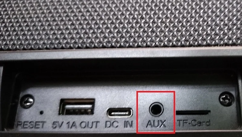 Cổng Aux hiển thị trên bảng loa Bluetooth.