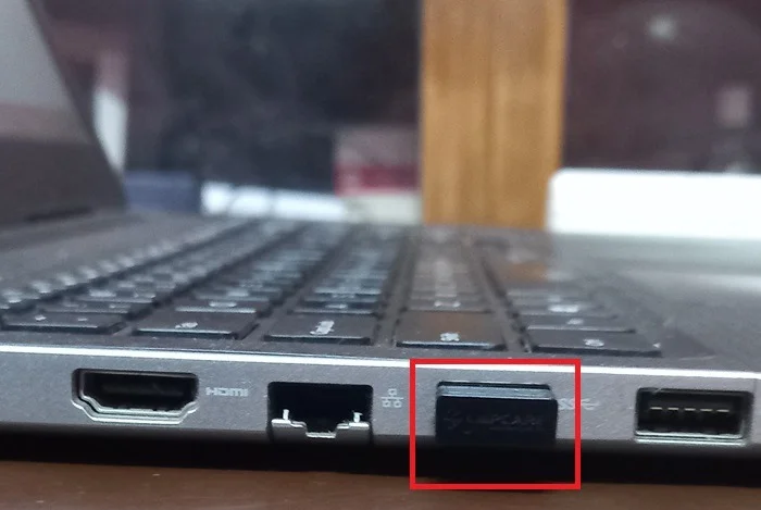 USB Bluetooth Adapter được cắm vào cổng USB của máy tính xách tay để kích hoạt chức năng Bluetooth.