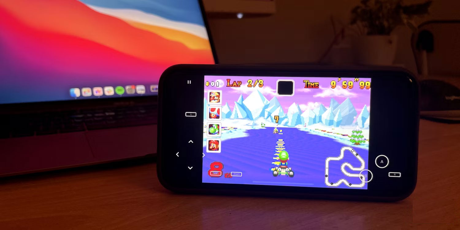 iPhone chạy Mario Kart Super Circuit sử dụng Provenance EMU