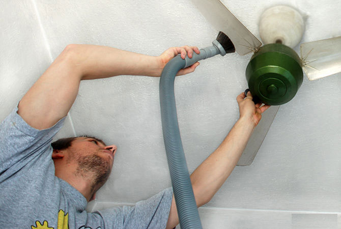 Dùng máy hút bụi để vệ sinh toàn bộ quạt trần