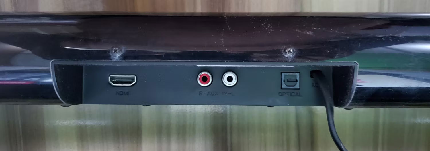 Cổng HDMI nằm ở mặt sau của soundbar