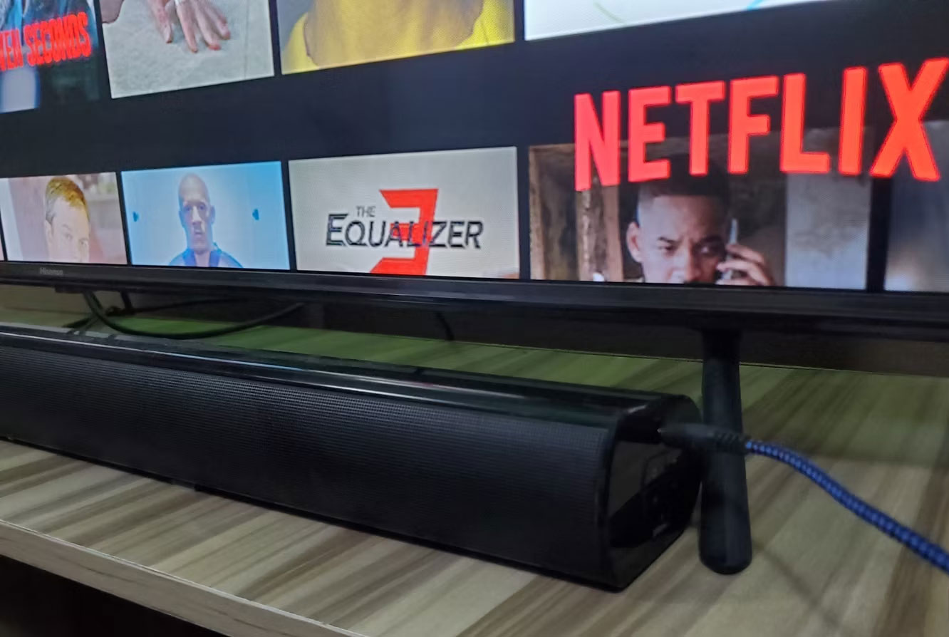Cáp phụ cắm vào giắc cắm tai nghe của soundbar Hisense