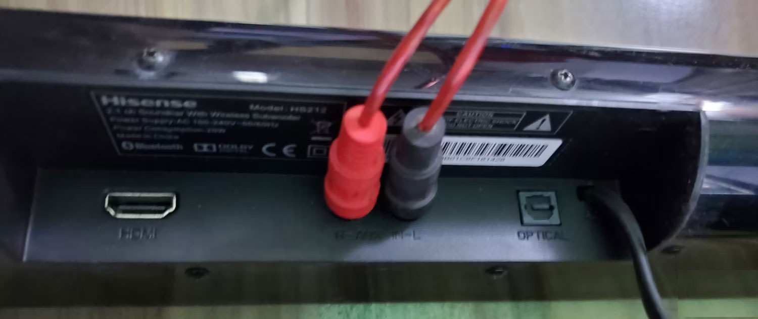 Cáp RCA cắm vào cổng RCA của Soundbar Hisense