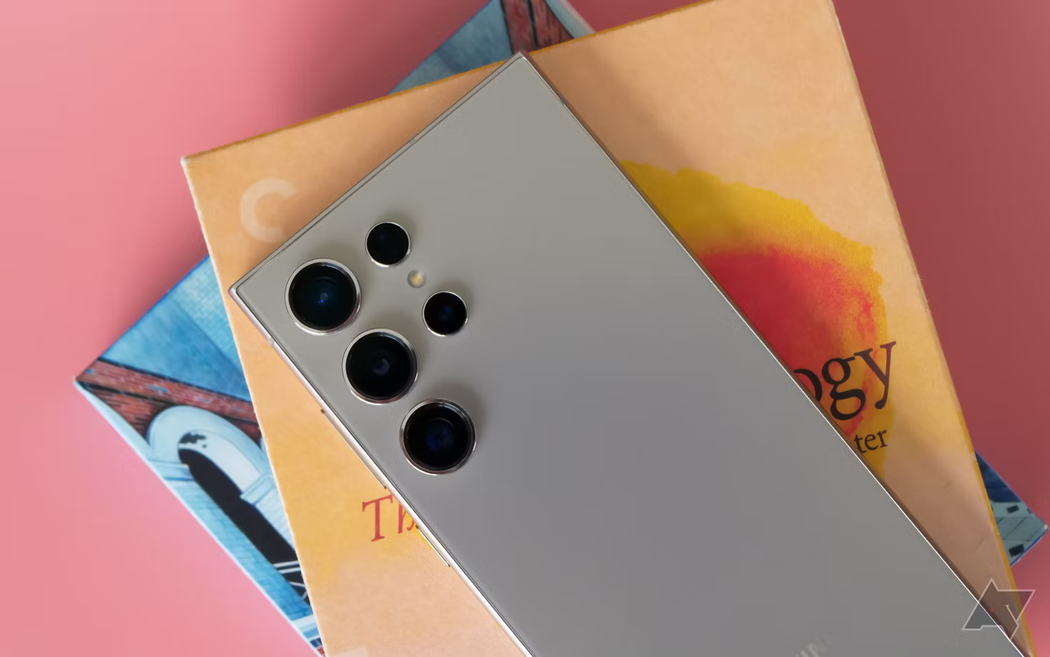 Galaxy S24 Ultra nằm trên hai đĩa Blu-ray 