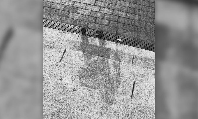 Bóng của một người trên bậc thềm ở Hiroshima, Nhật Bản. Ảnh: Universal History Archive/Universal Images Group