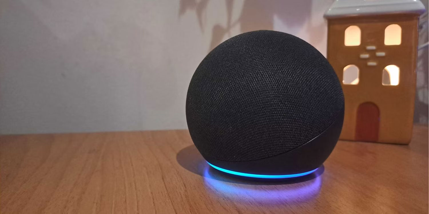 Loa Echo Alexa có đèn vòng màu xanh đang hoạt động